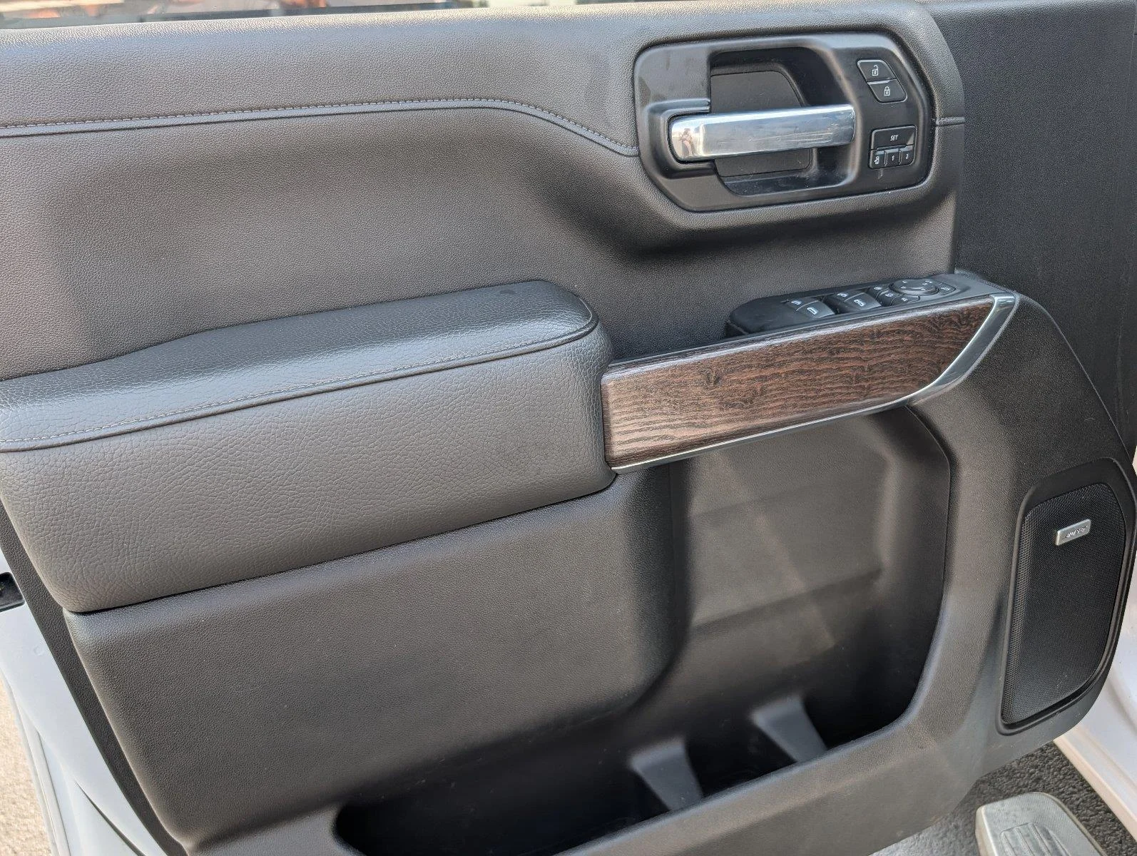 Used 2022 White Frost Tricoat GMC Denali image 15