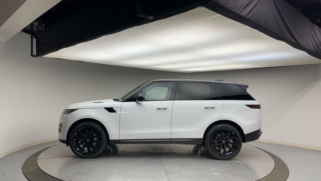 Used 2025 Fuji White Land Rover SE image 5