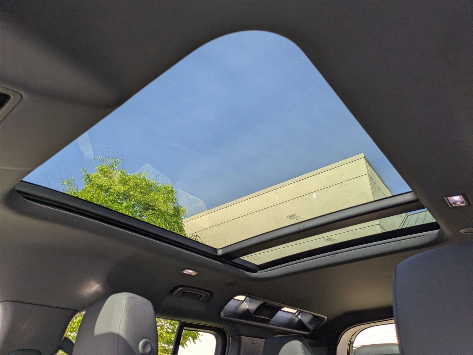 Used 2025  Land Rover S image 25