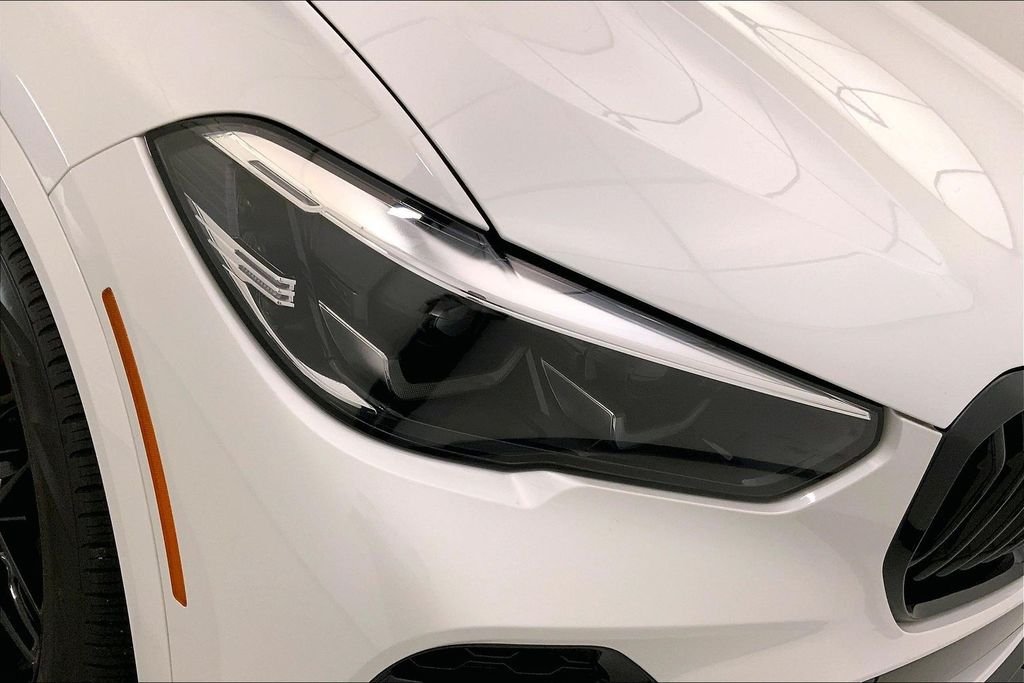 Used 2022 Mineral White Metallic BMW  image 27