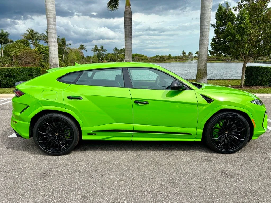 New 2026 Green Lamborghini SE image 3