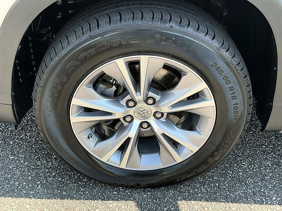 Used 2015 Silver Sky Metallic Toyota XLE image 8