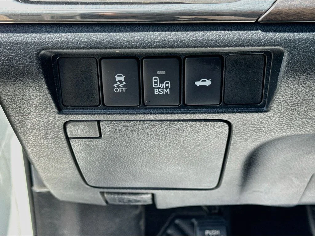 Used 2016 White Toyota XLE Premium image 10