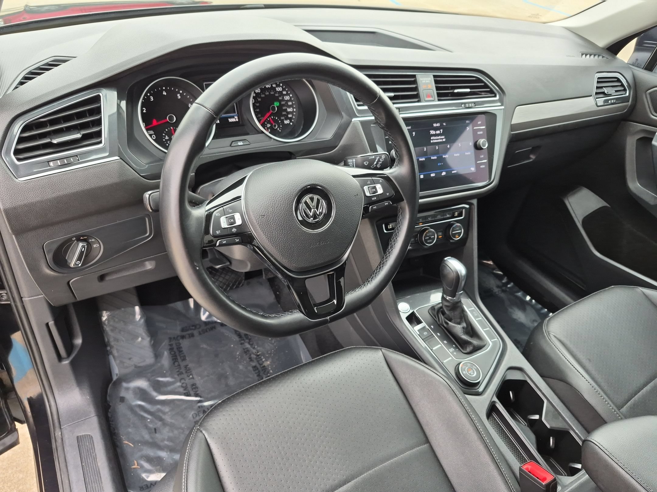 Used 2019 Deep Black Volkswagen SE image 10