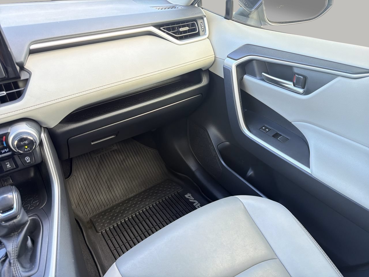 Used 2020 Silver Sky Metallic Toyota XLE Premium image 15