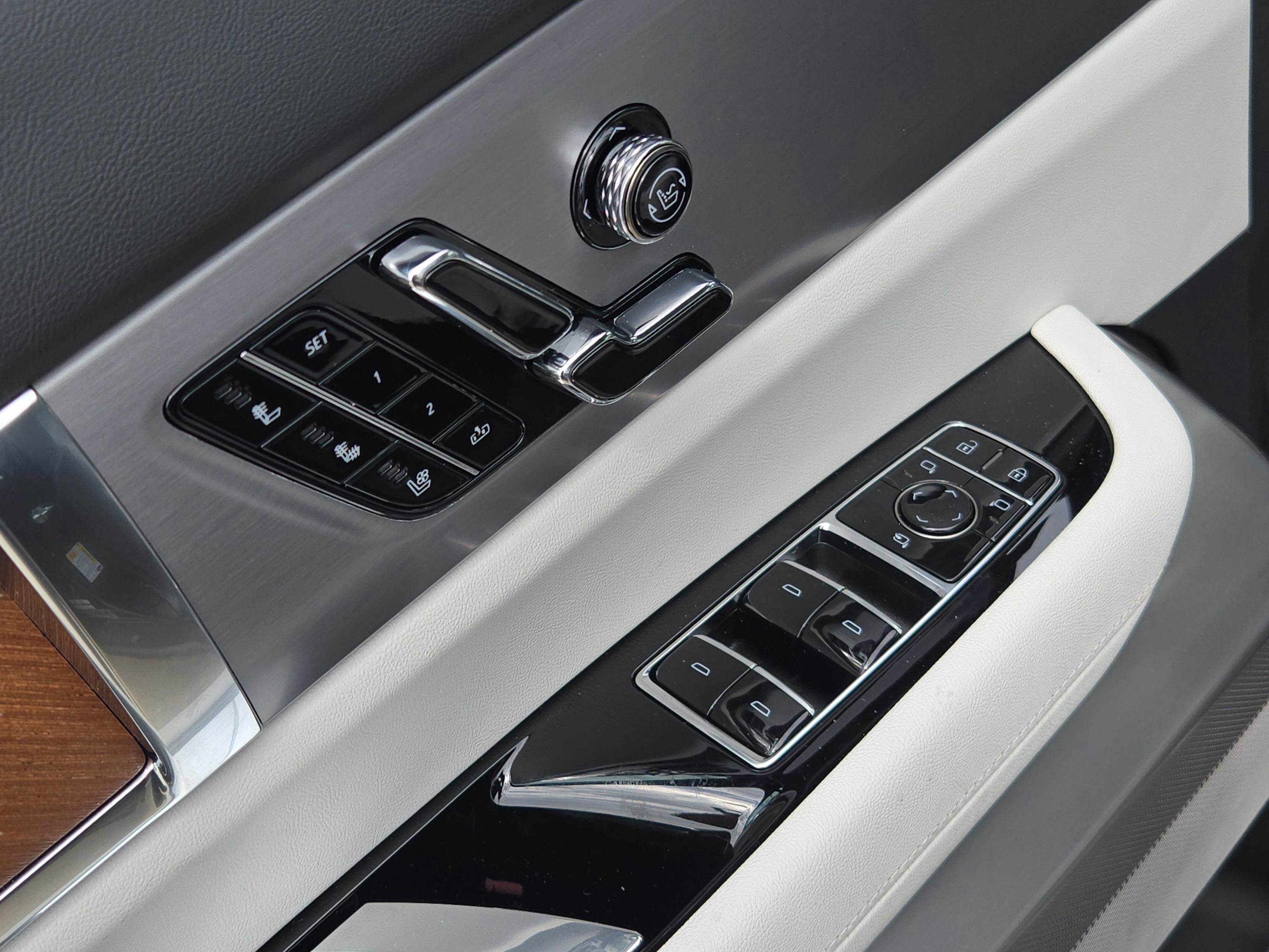 2026 Cadillac VISTIQ Sport - Photo 17