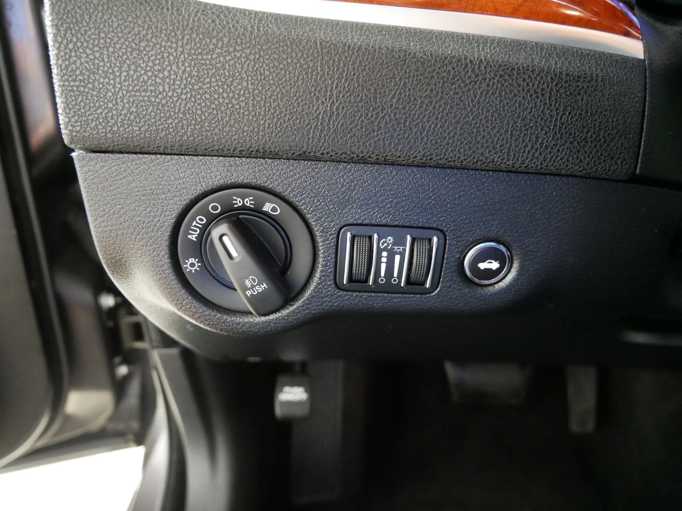 Used 2014 Granite Crystal Metallic Clearcoat Chrysler  image 26