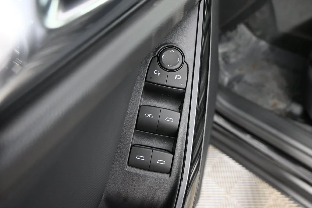 2027 Chevrolet Equinox LT - Photo 19