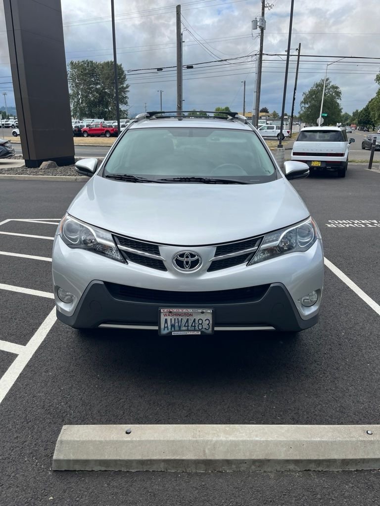 Used 2013 Classic Silver Metallic Toyota XLE image 2