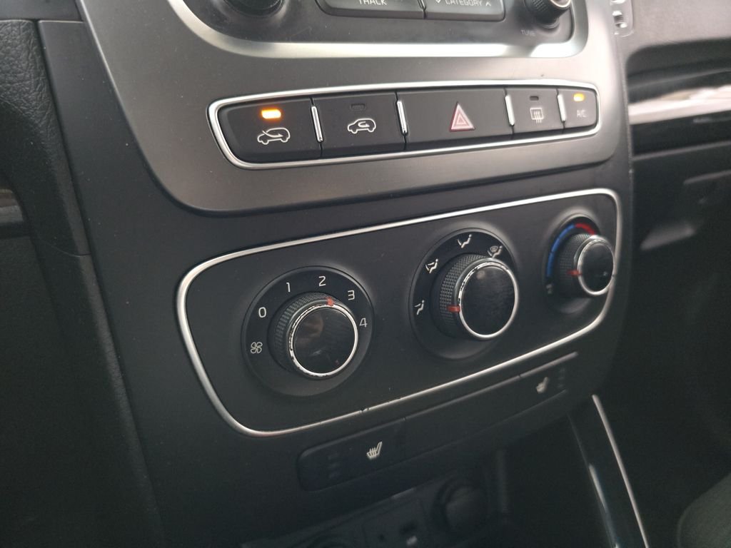 Used 2015 Snow White Pearl Kia LX image 24