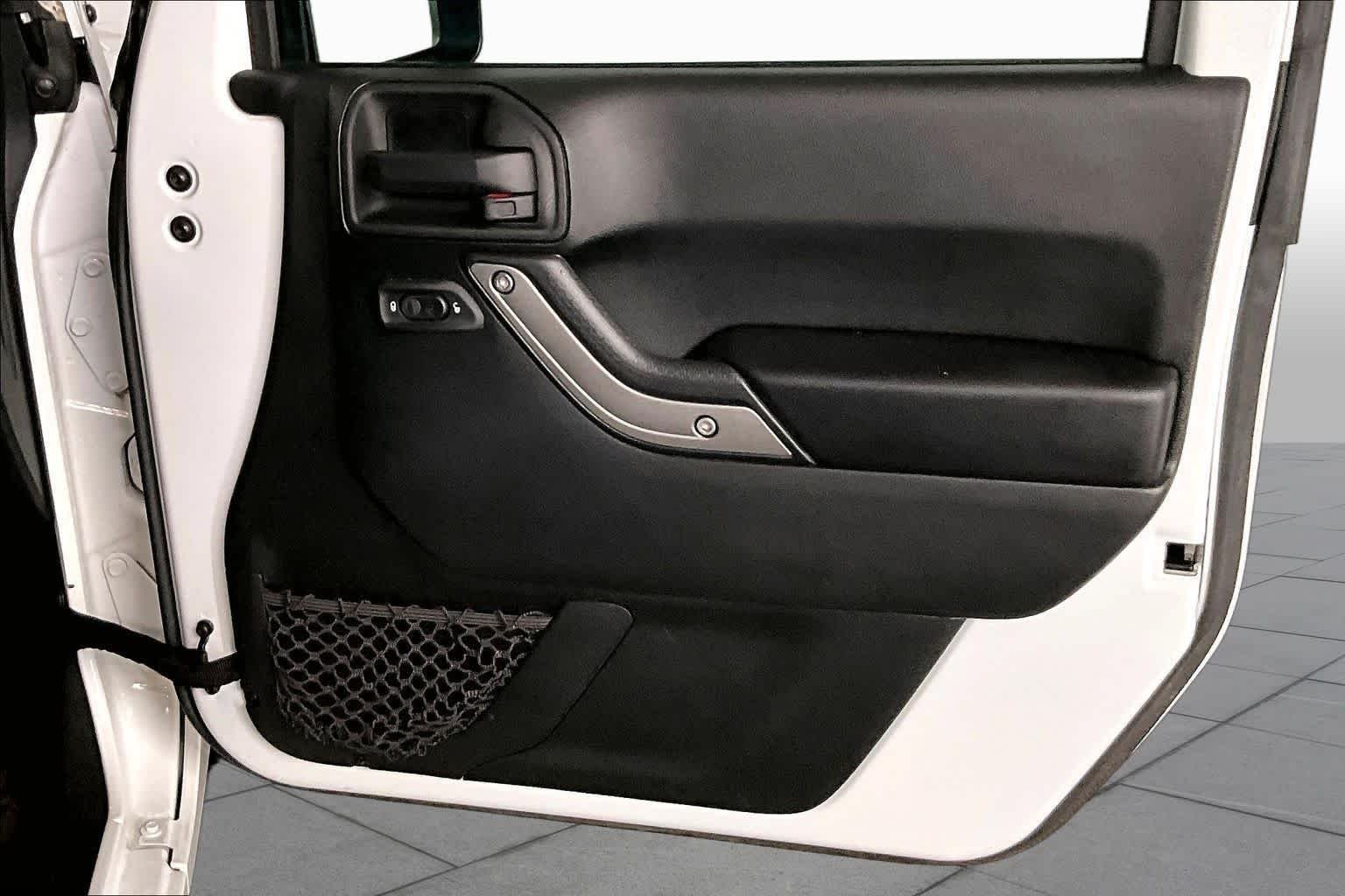 Used 2018 Bright White Clearcoat Jeep Sport S image 23