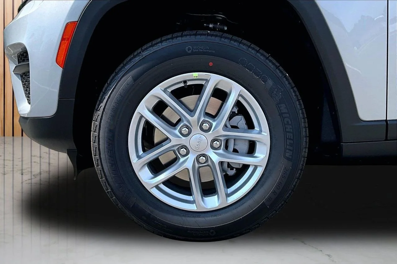 New 2026 Silver Zynith Jeep Laredo image 29