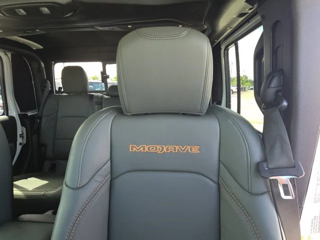New 2026 Bright White Clear-Coat Exterior Paint Jeep Mojave image 15