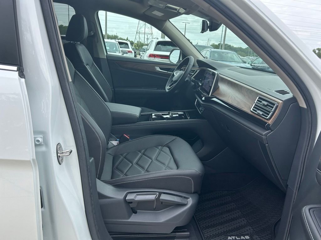 New 2026 White/off-white Volkswagen SE w/Technology image 29