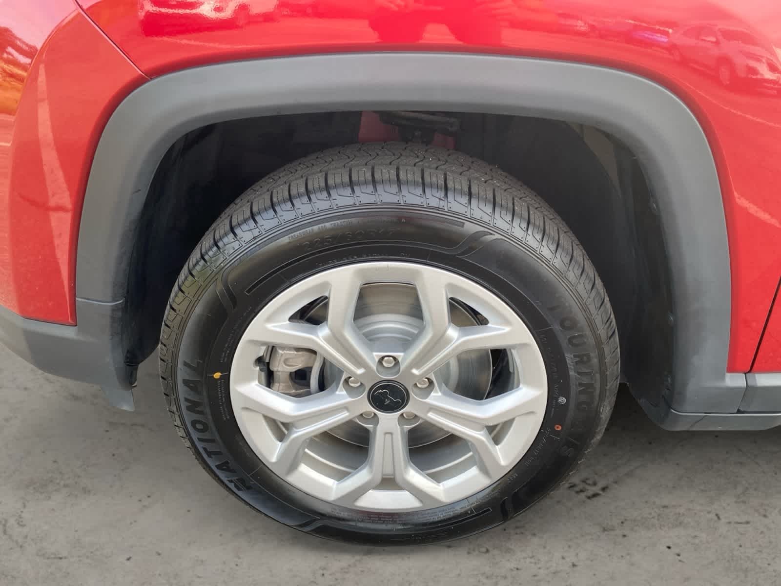 Used 2025 Red Hot Pearlcoat Jeep Latitude image 13