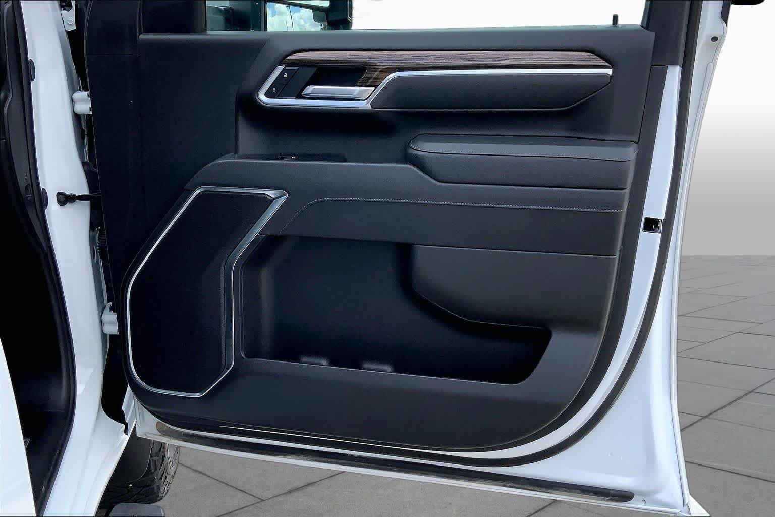 Used 2025 Summit White Chevrolet LT image 22