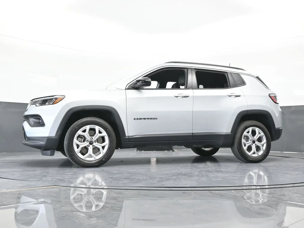 Used 2025 Silver Zynith Metallic Clearcoat Jeep Latitude image 26