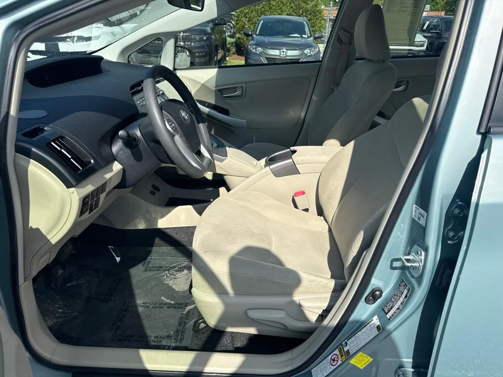 Used 2013 Beige Toyota Three image 9