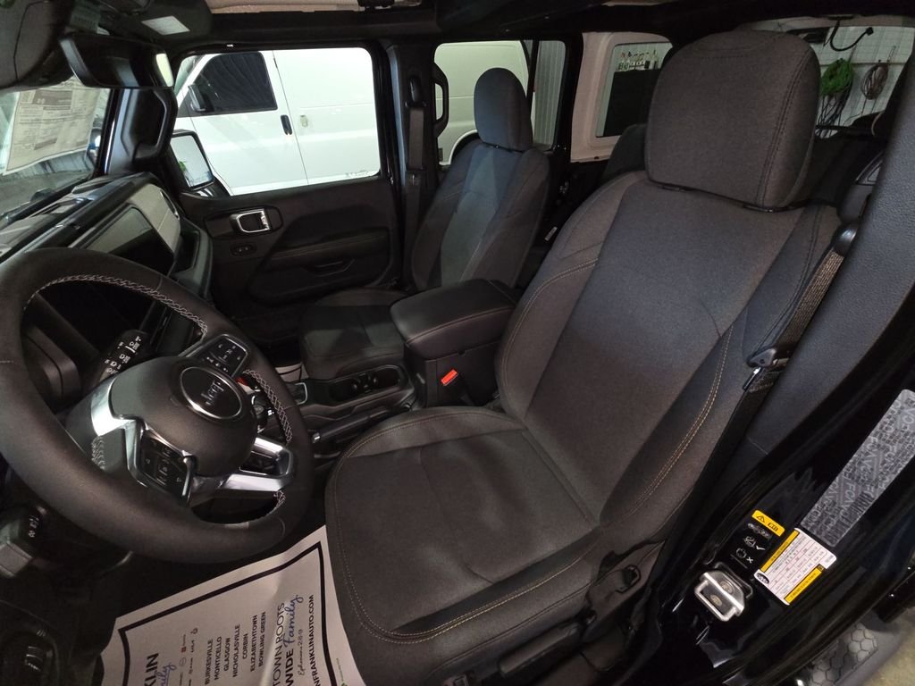 New 2026 Black Clear-Coat Exterior Paint Jeep Sahara image 16