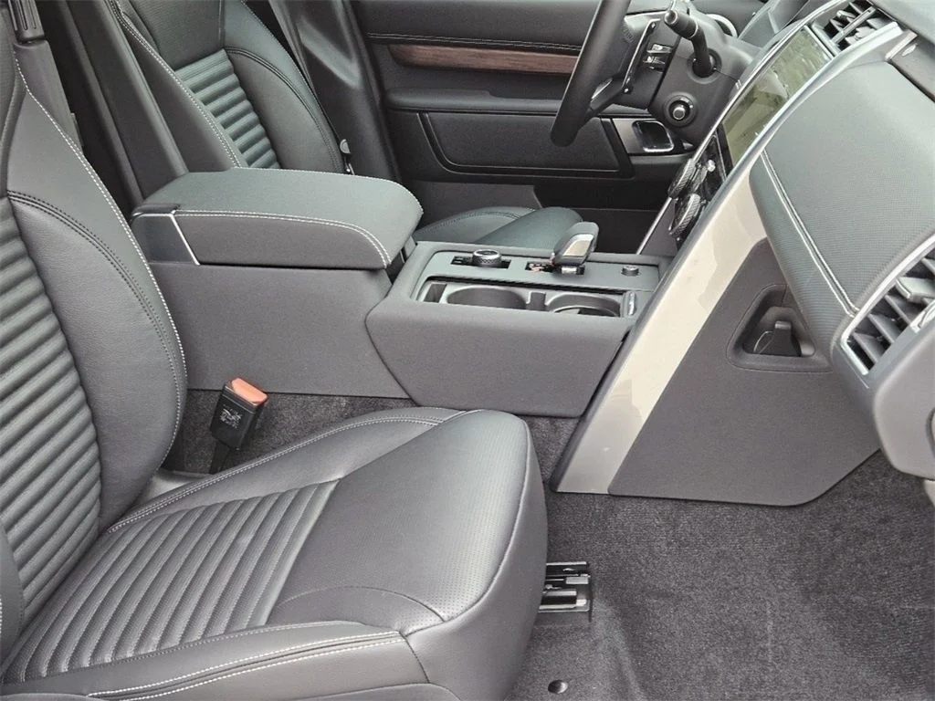 Used 2025 Black Land Rover Dynamic SE image 12