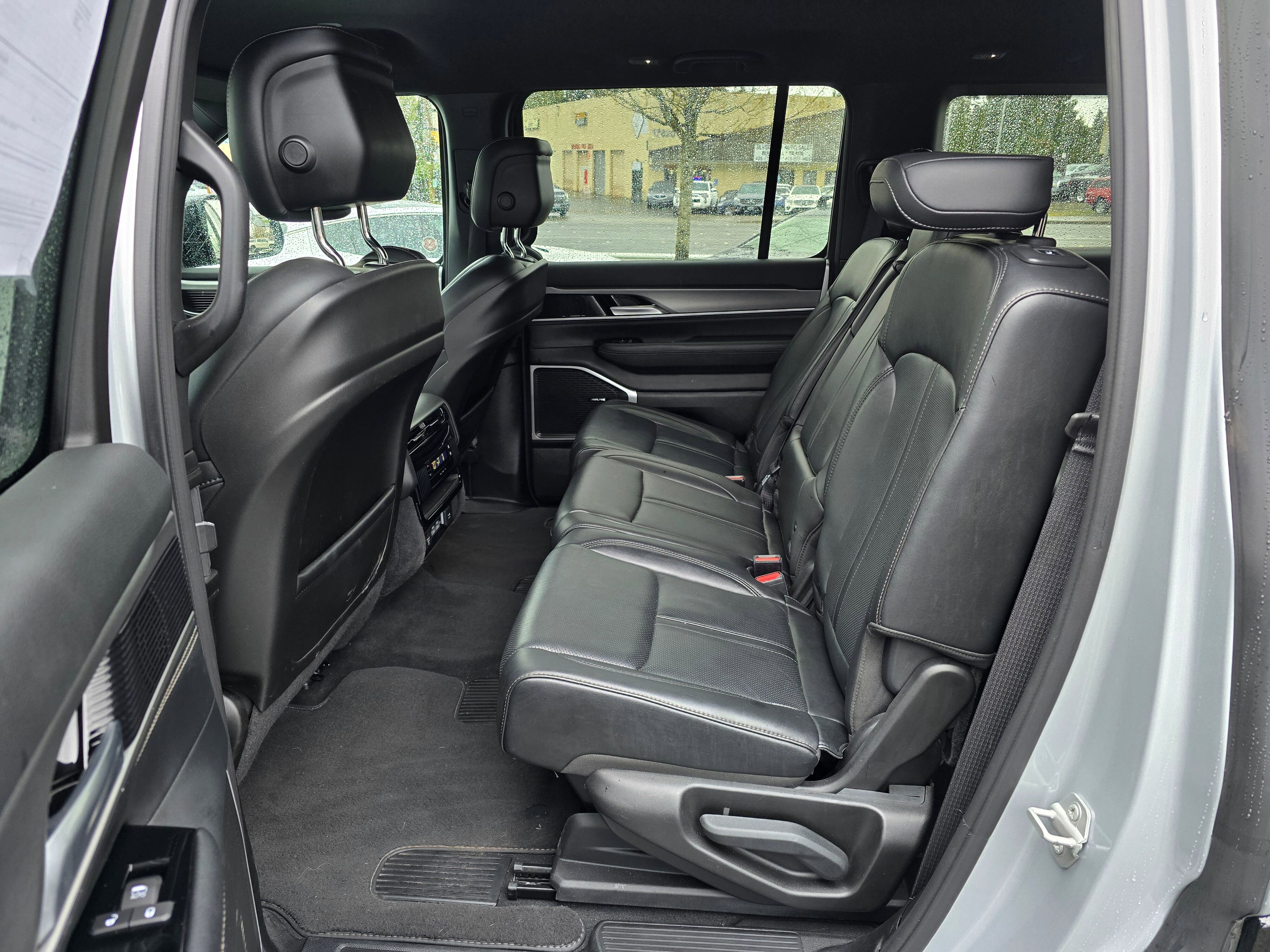 Used 2025  Jeep NA image 16