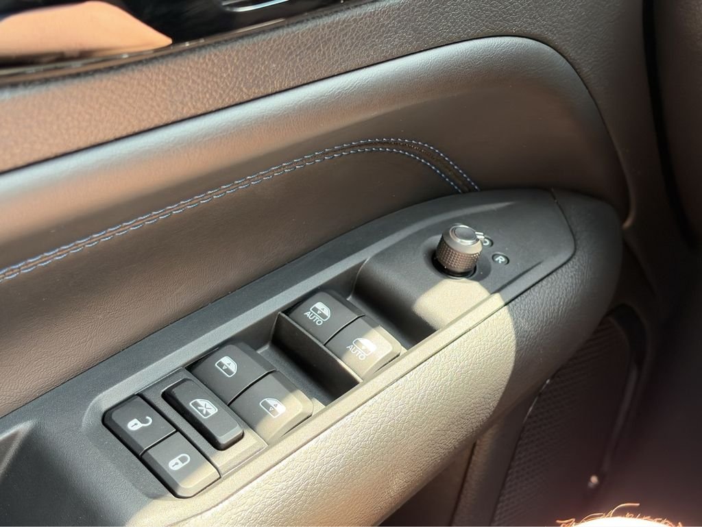 New 2026 Diamond Black Crystal Pearlcoat Jeep Latitude image 12