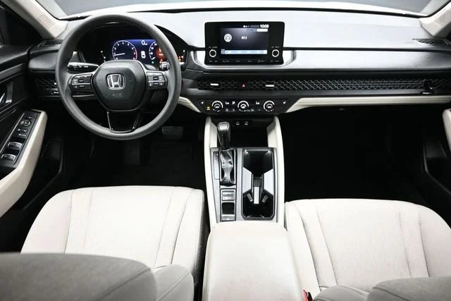 Used 2025 White Honda SE image 12