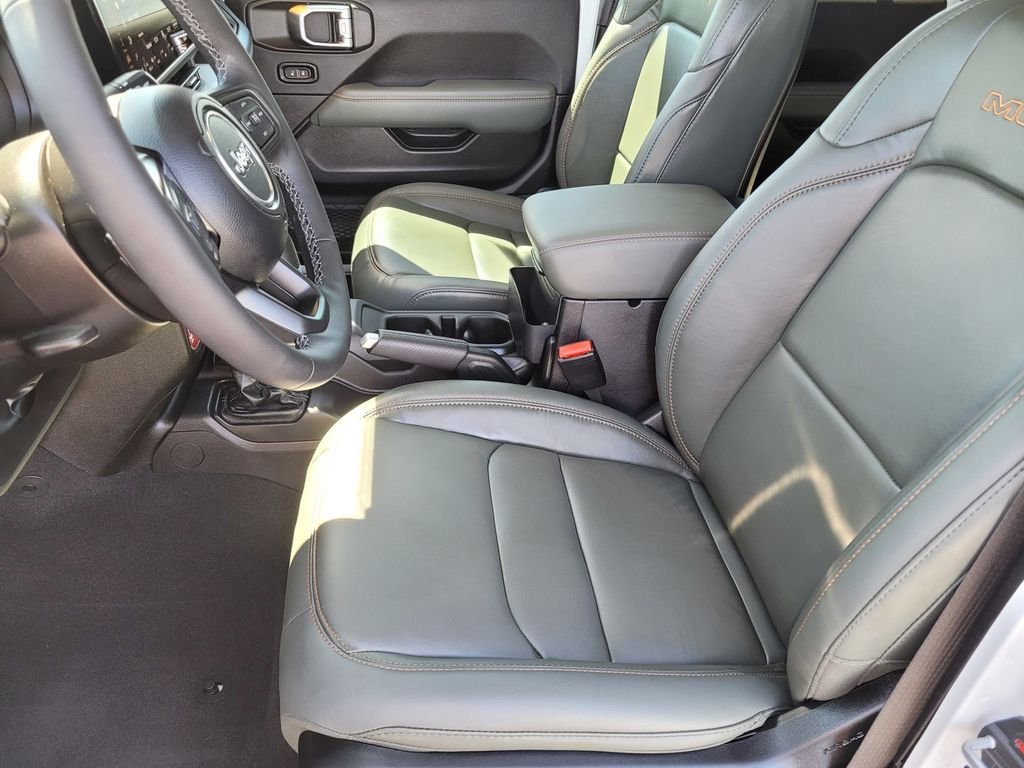 Used 2025 White Jeep Mojave image 16