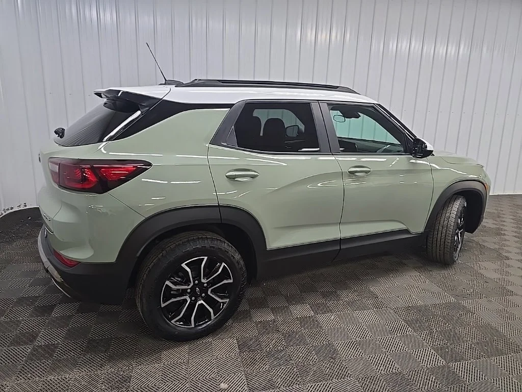 Used 2025 Green Chevrolet ACTIV image 3