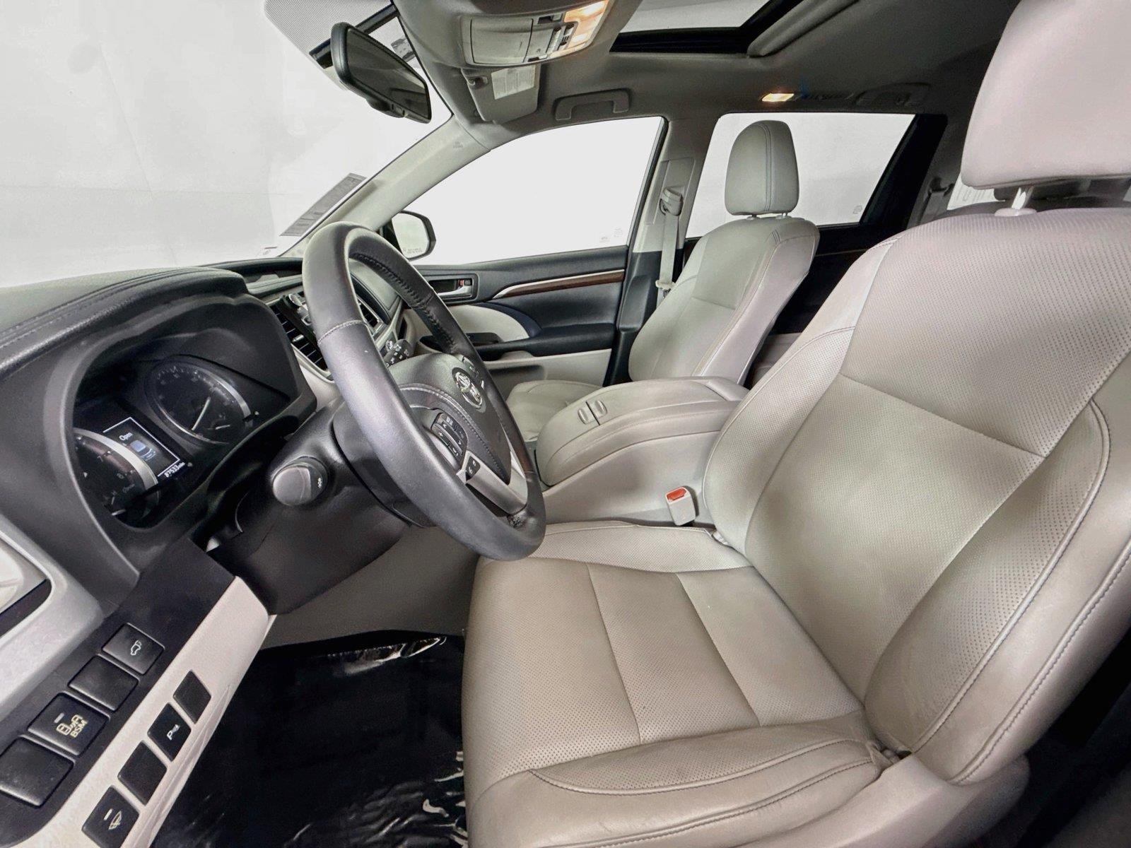 Used 2015 Silver Sky Metallic Toyota Limited image 3