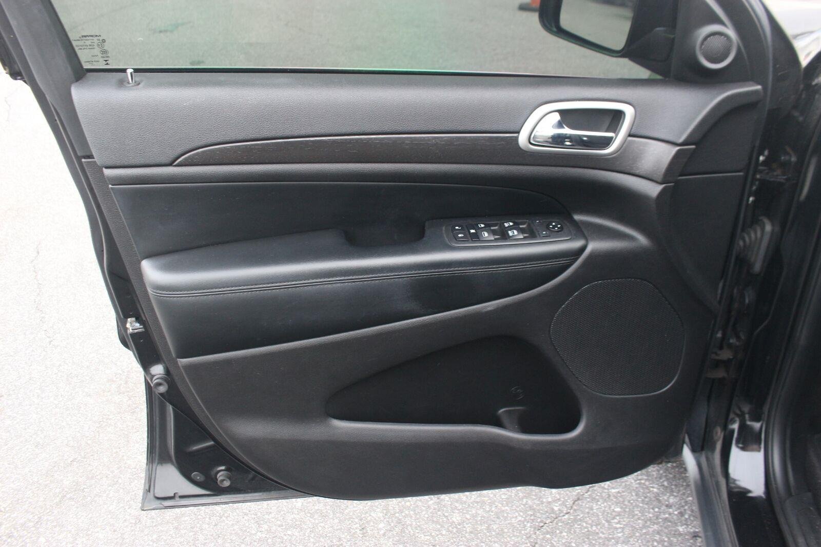 Used 2018  Jeep Laredo E image 11