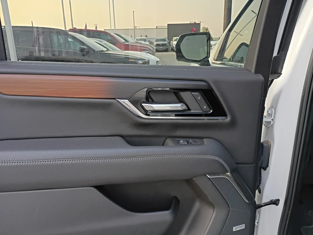 Used 2025 White GMC Denali image 18