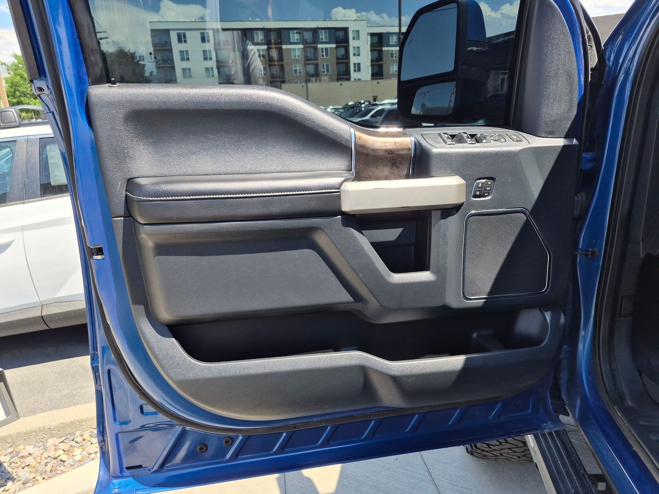 Used 2022 Blue Metallic Ford LARIAT image 12