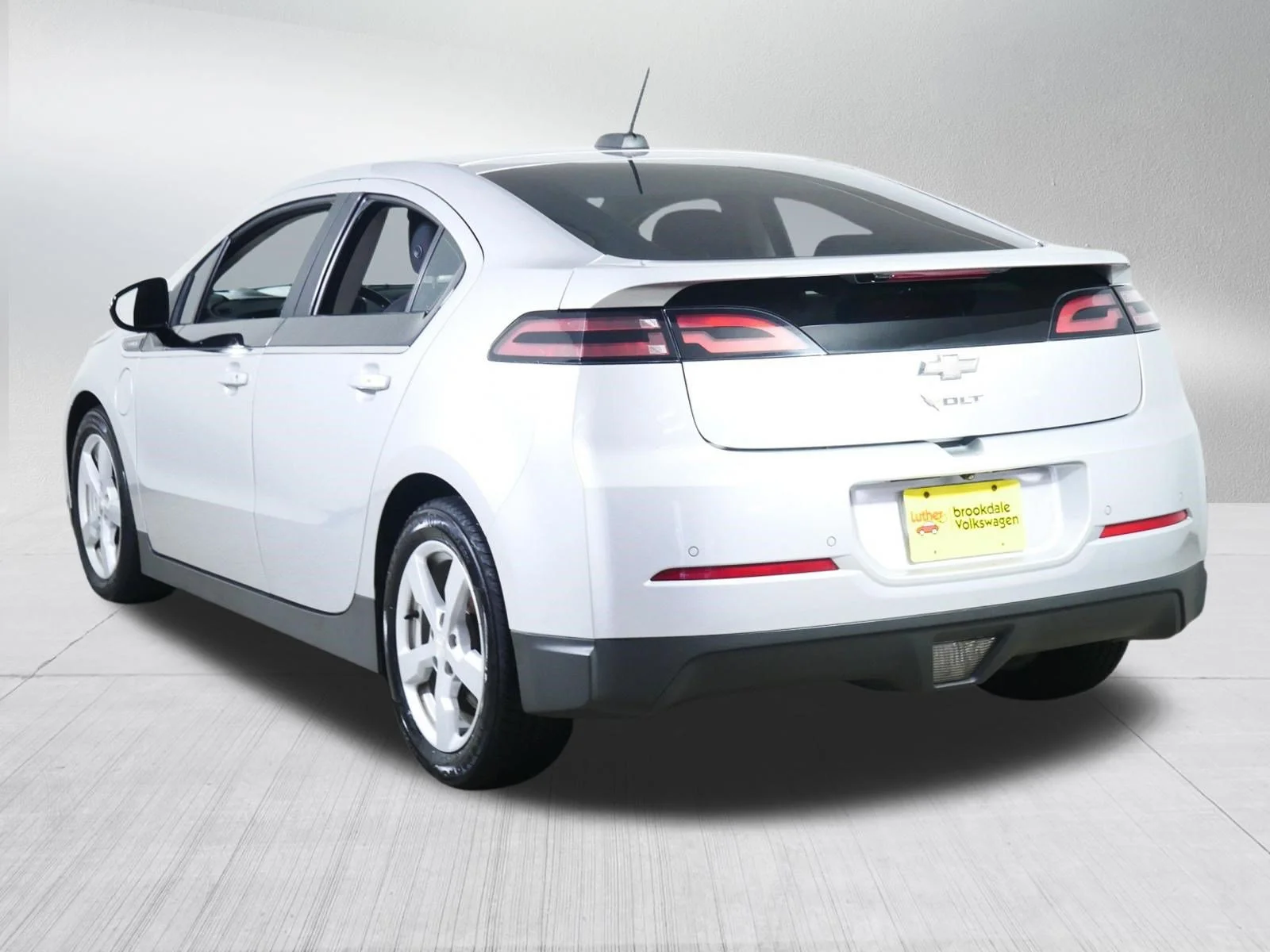 Used 2015 Silver Ice Metallic Chevrolet  image 5