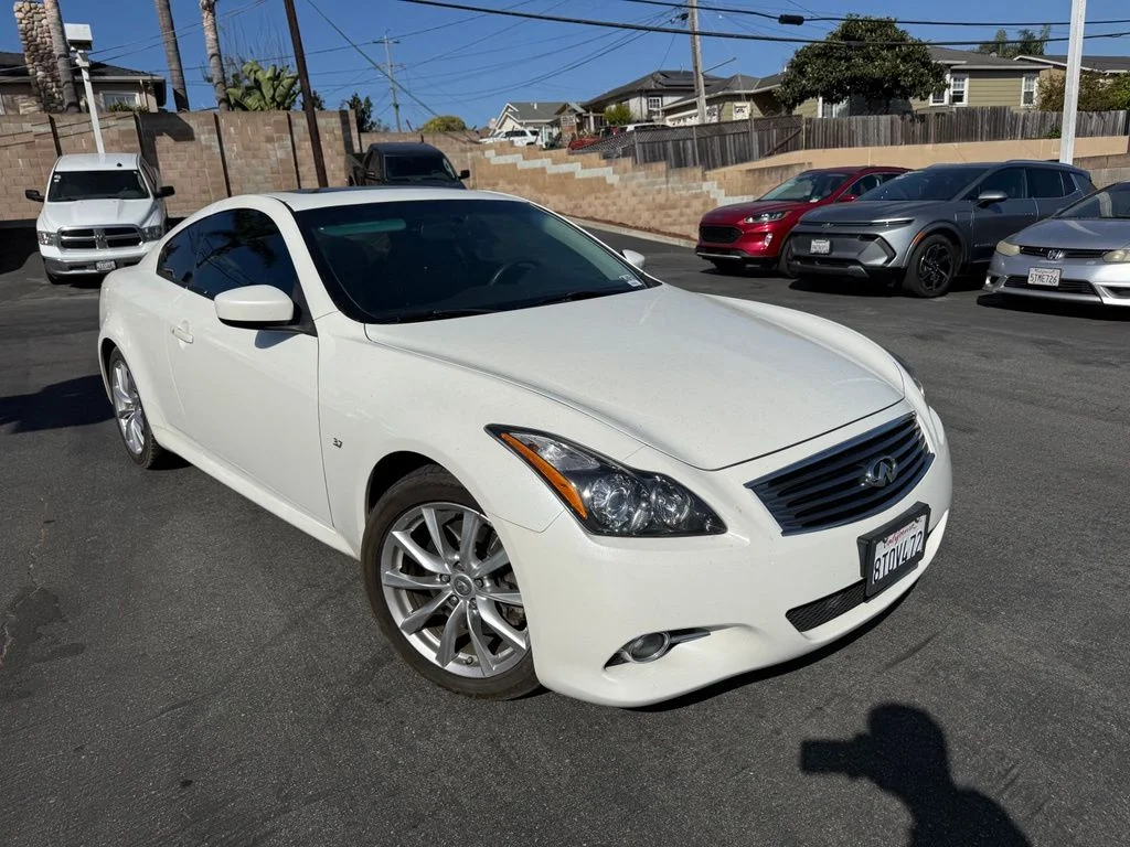 Used 2015 White INFINITI Journey image 1