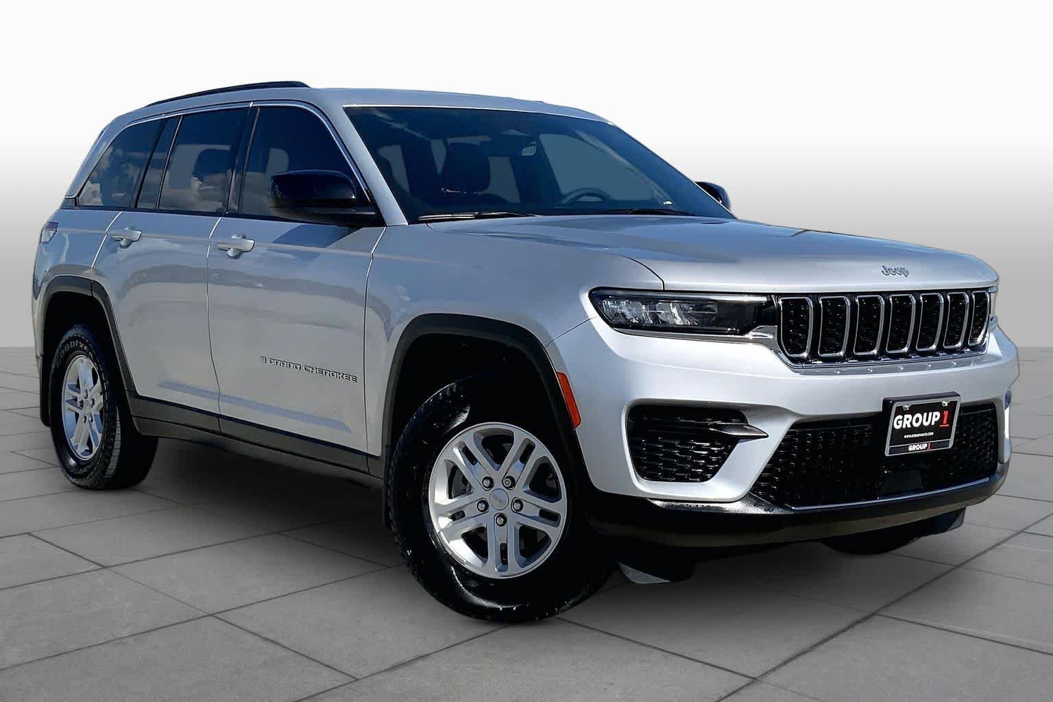 Used 2025 Silver Zynith Jeep Laredo image 3