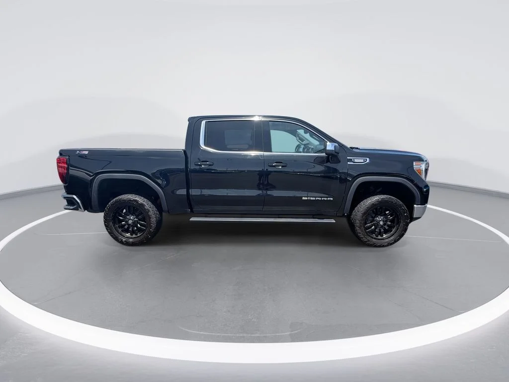 Used 2021 Black GMC SLE image 9