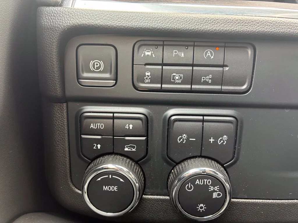 Used 2025 Summit White Chevrolet LT image 177
