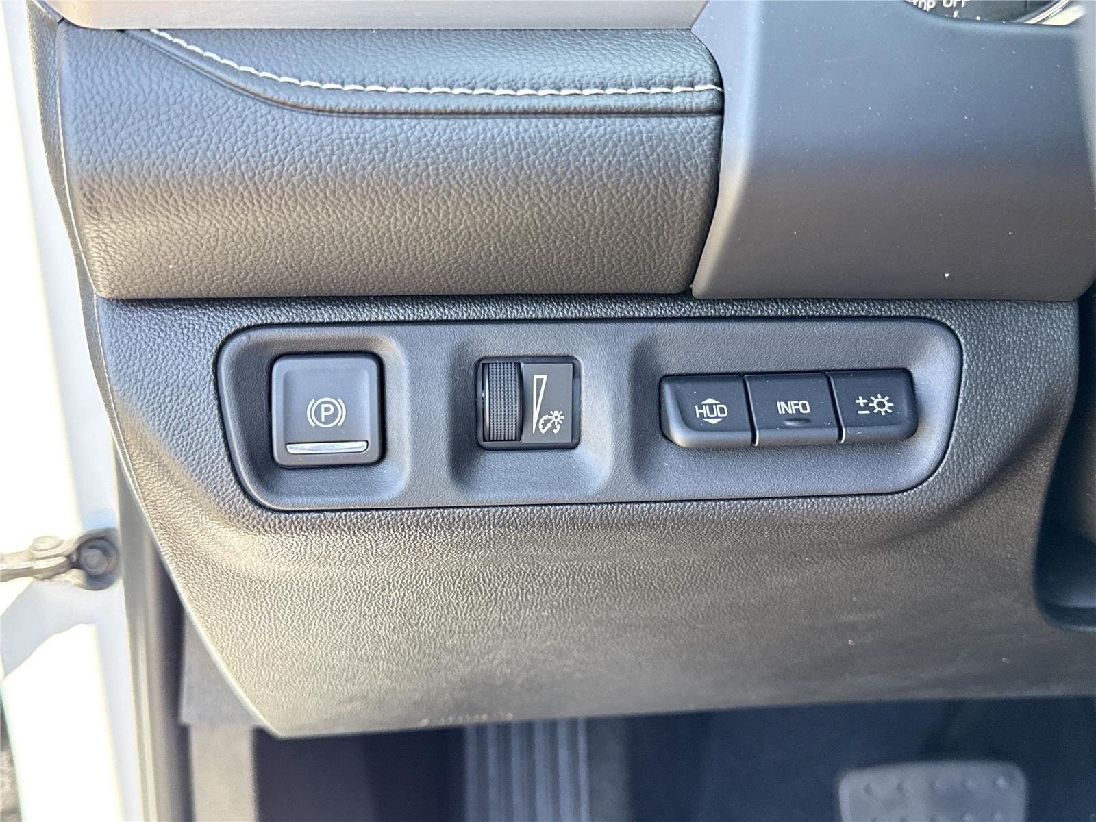 Used 2023 White Frost Tricoat GMC Denali image 18