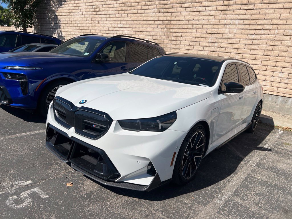 Used 2025 Alpine White BMW Base image 3