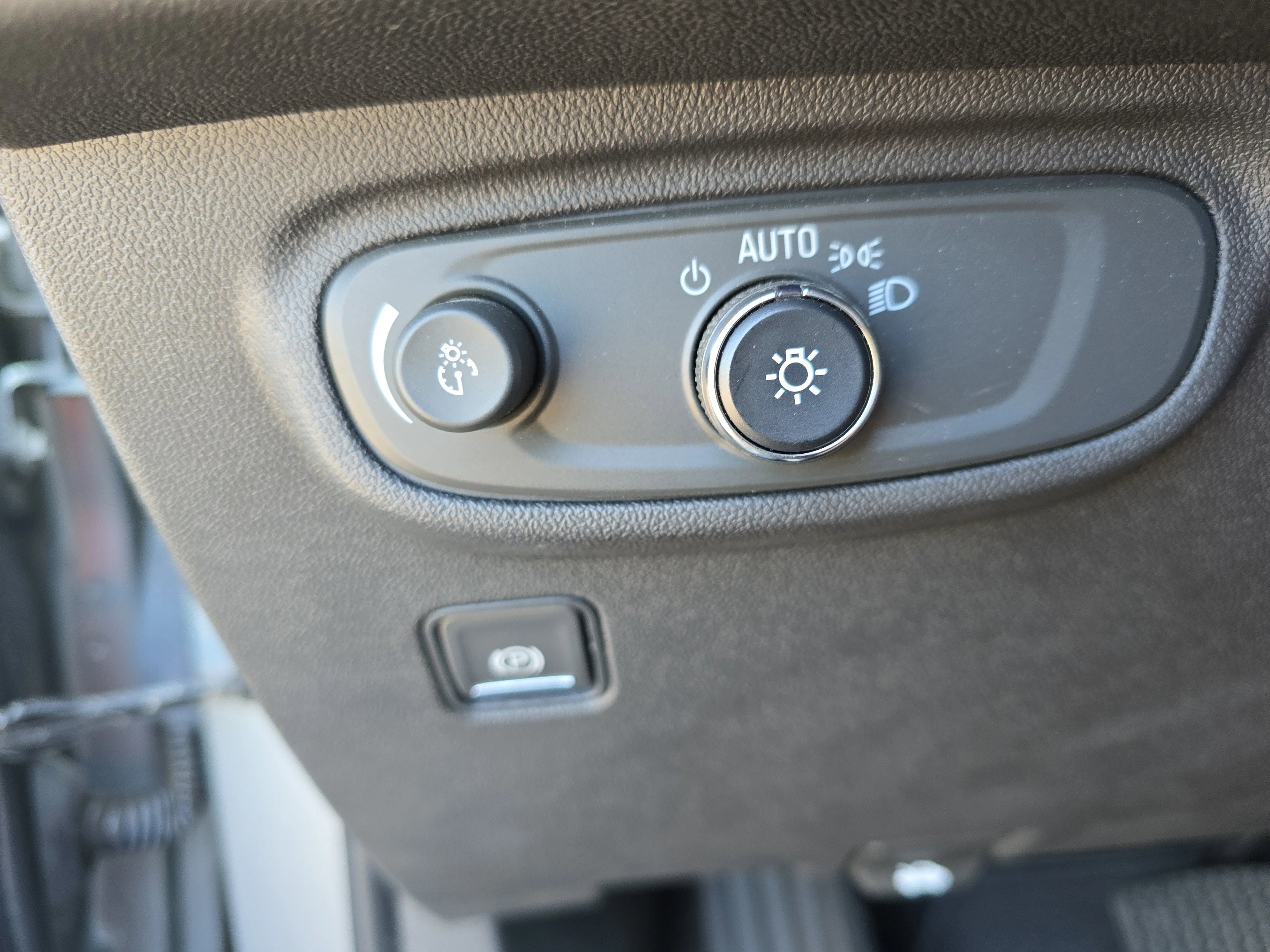 Used 2023 Sterling Metallic GMC SLE image 23