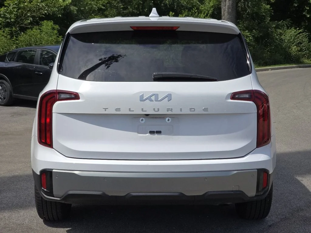 Used 2024 White Kia LX image 14