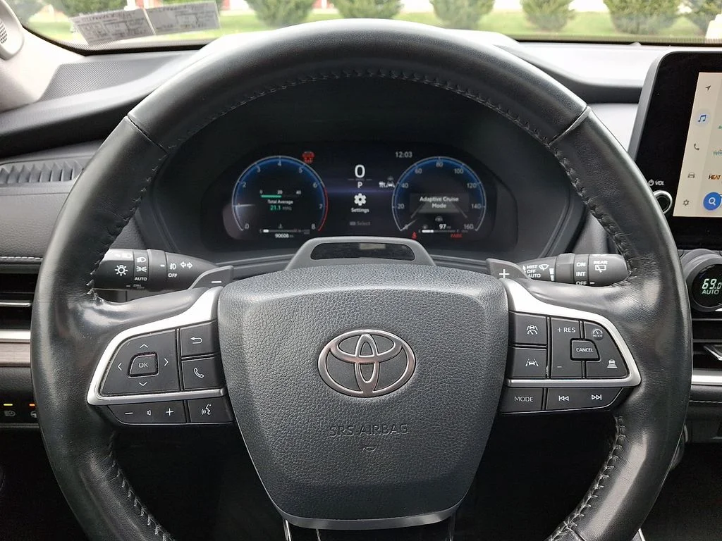 Used 2024 White Toyota Platinum image 21