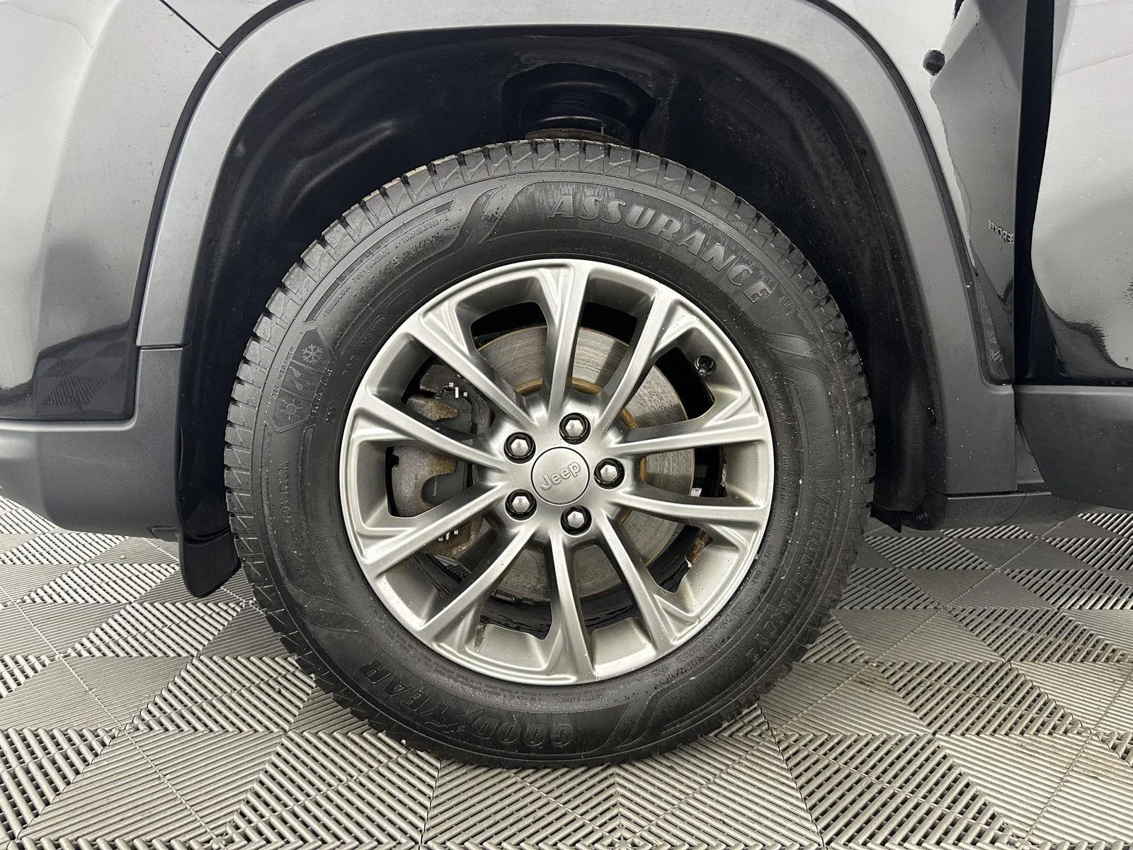 Used 2019 Diamond Black Crystal Pearlcoat Jeep Latitude Plus image 19