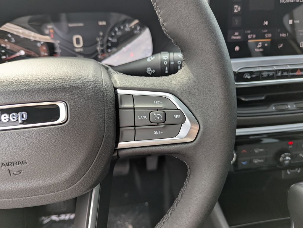 New 2026 Diamond Black Crystal Pearl-Coat Exterior Paint Jeep Latitude image 23