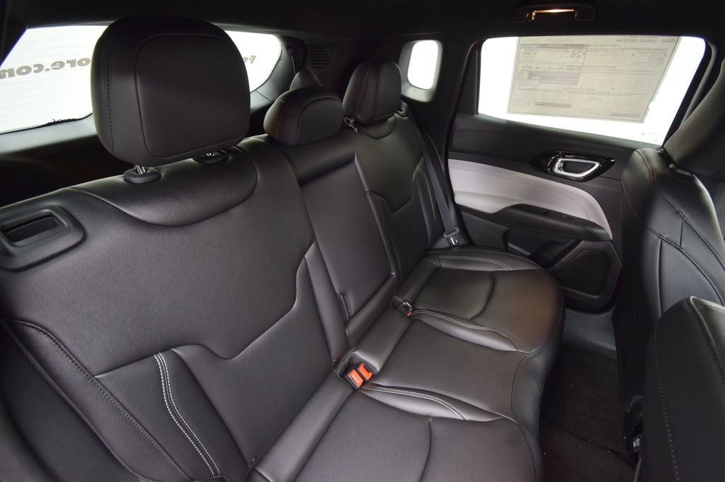 New 2026 Diamond Black Crystal Pearl-Coat Exterior Paint Jeep Limited image 17