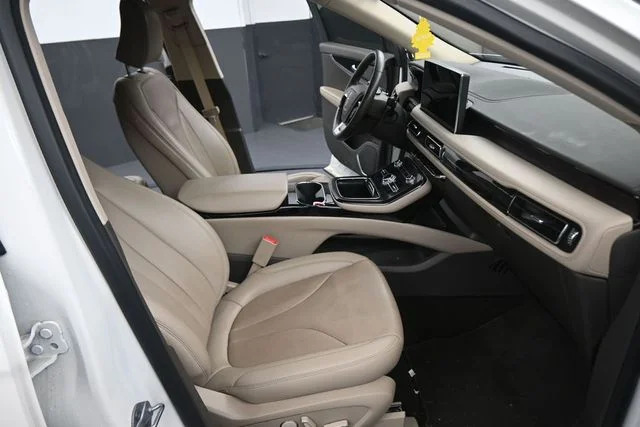 Used 2022 White Lincoln Reserve image 14