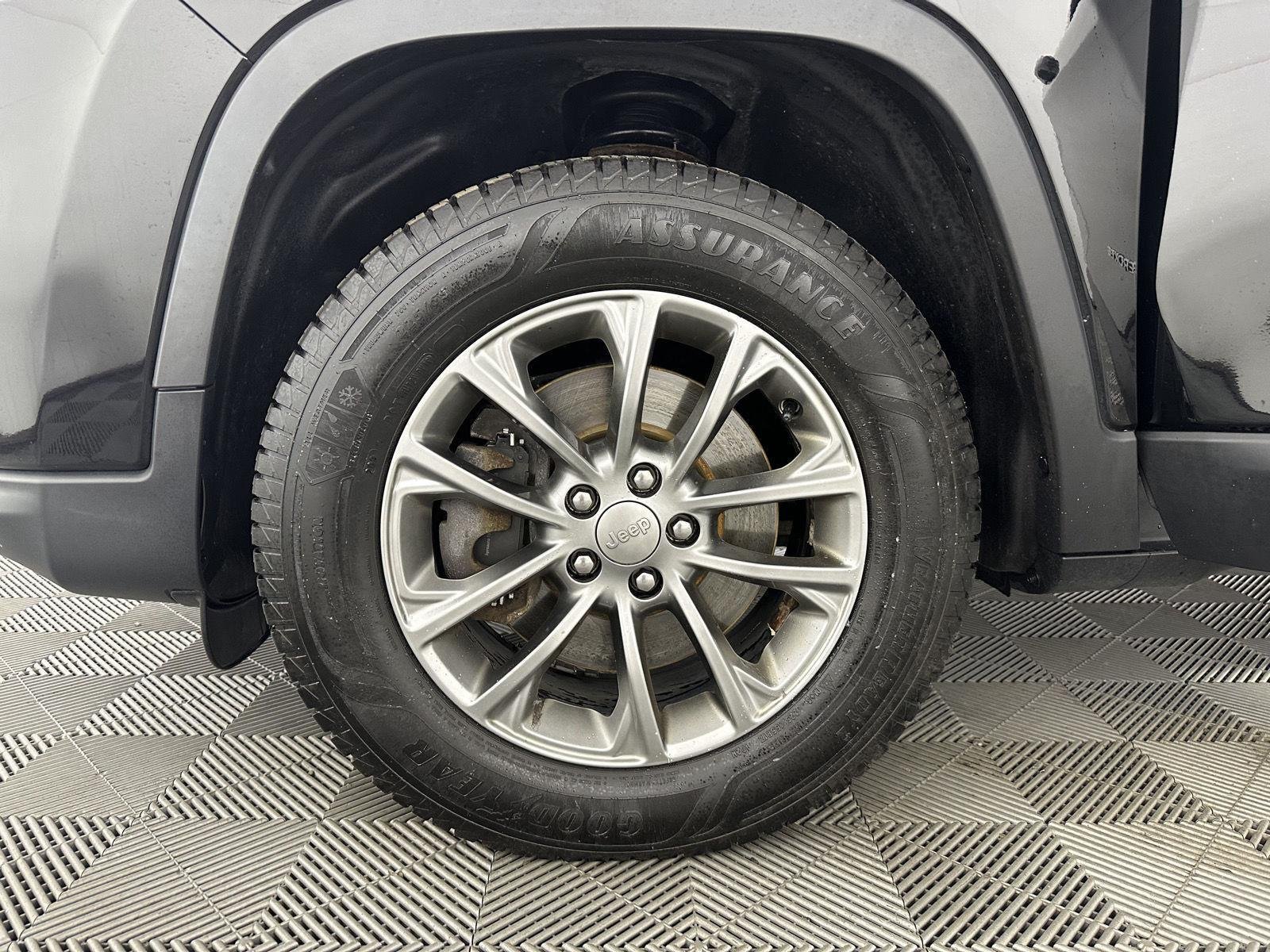 Used 2019 Diamond Black Crystal Pearlcoat Jeep Latitude Plus image 19