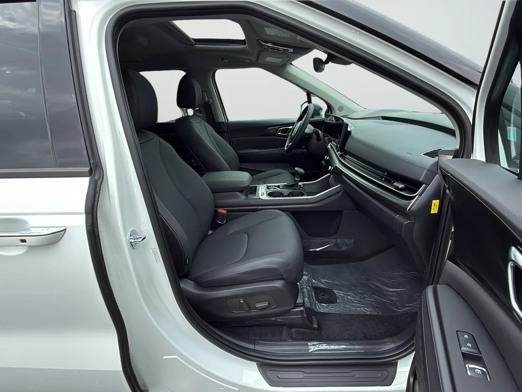 New 2026 Snow White Pearl Kia SX Prestige image 9