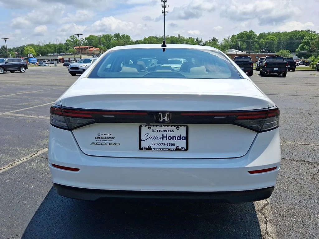 Certified Used 2025 Platinum White Pearl Honda SE image 5